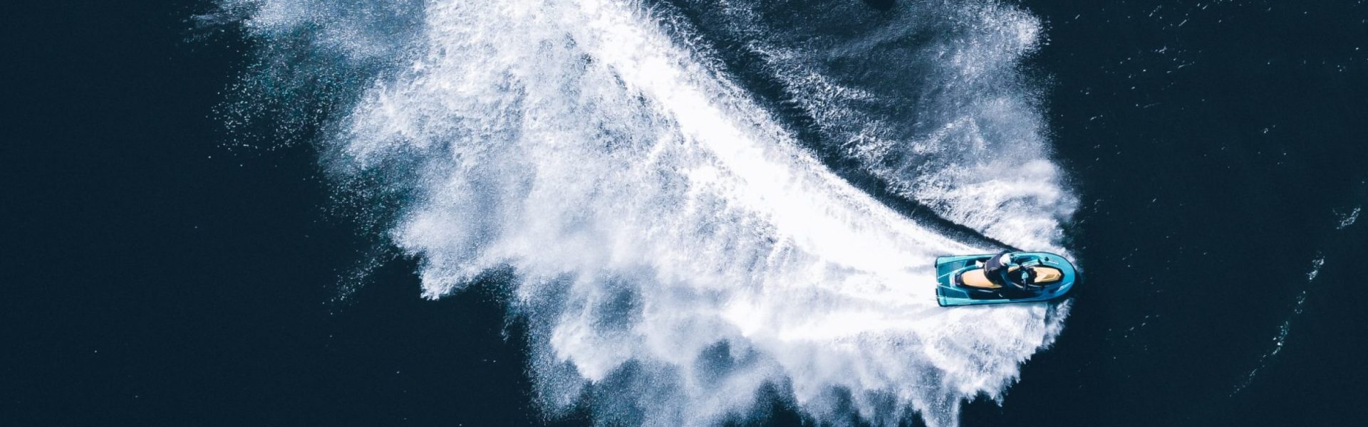 Moto de agua trazando una curva a toda velocidad sobre el mar de Alicante, vista aérea